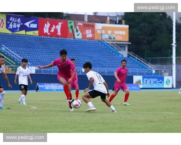 松江区业余足球联赛盛大开赛 各队激烈角逐展现足球风采 松江区业余足球联赛盛大开赛 各队激烈角逐展现足球风采